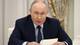 Foto: Sergei Bulkin / Pool Sputnik Kremlin,NTB Russiand president Vladimir Putin under et møte i Moskva mandag.