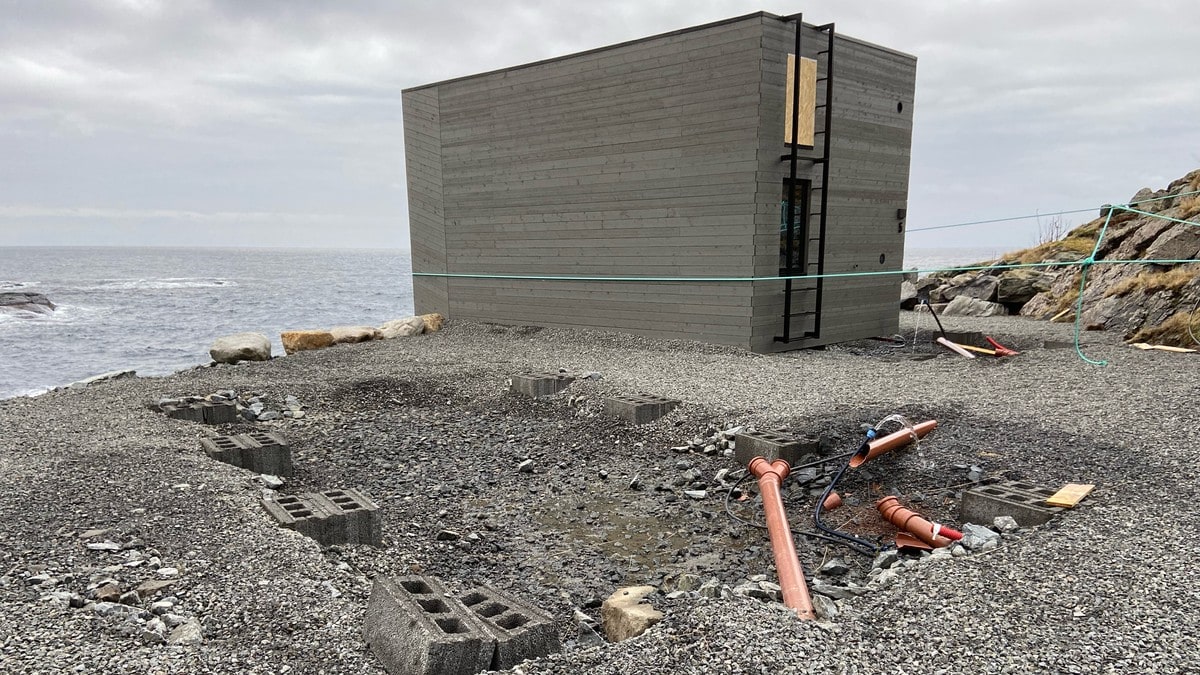 Turister anmelder hytteeier etter at de ble blåst på havet i Lofoten