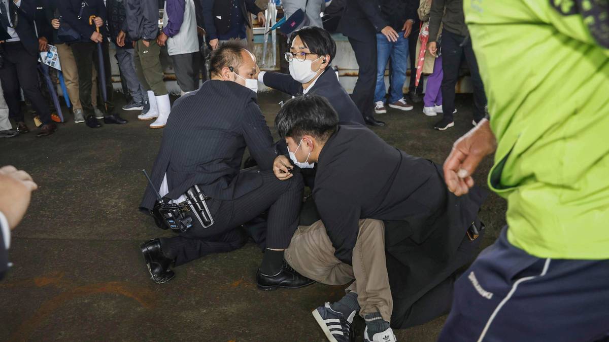 “Smoke bomb thrown at Japanese Prime Minister during speech”