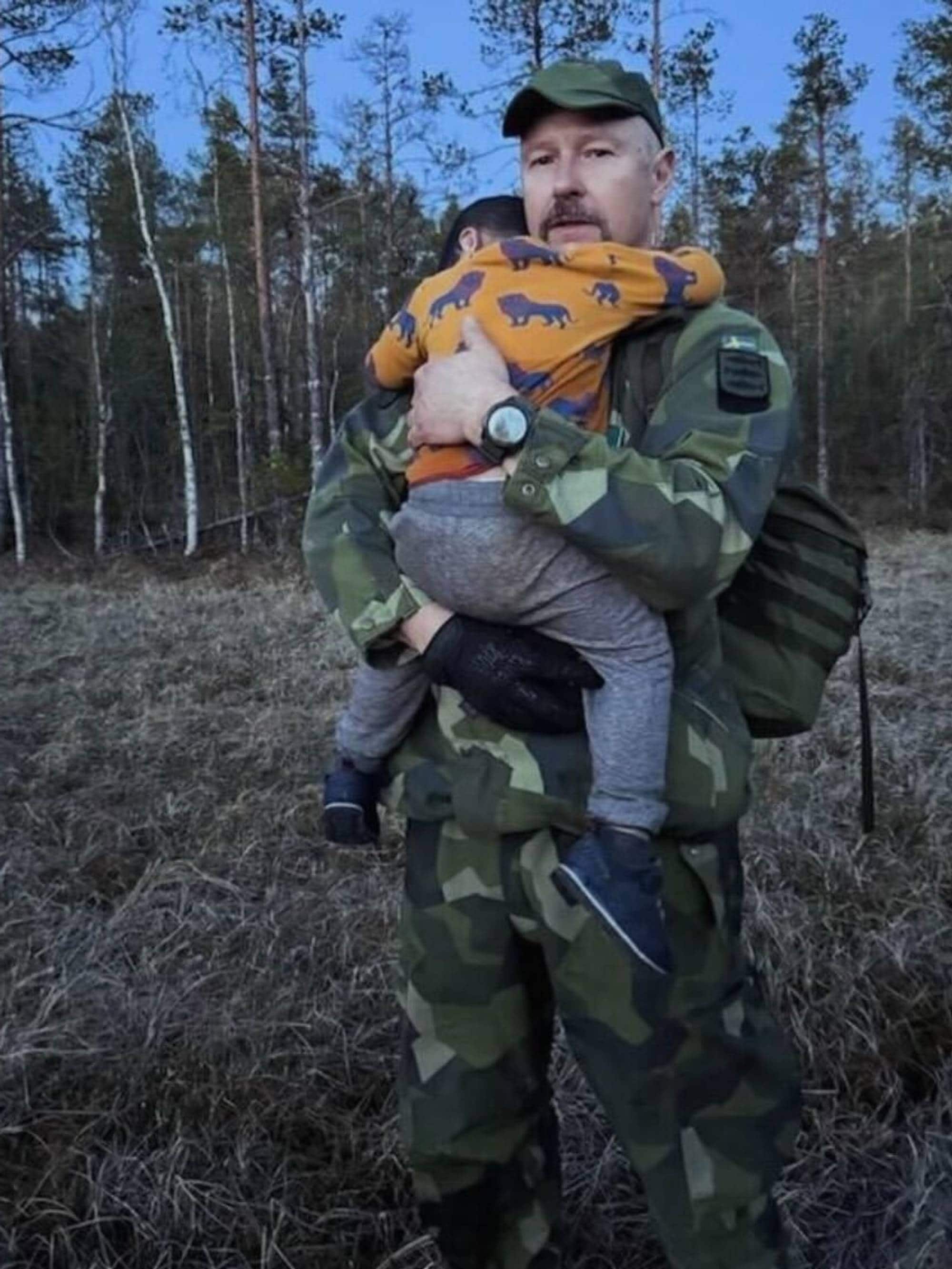 Anders Evenson holder om toåringen som også holder rundt nakken til Evenson. 