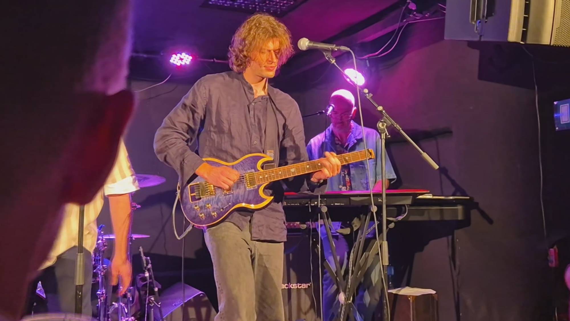 Sturla Holm Lægreid spiller gitar