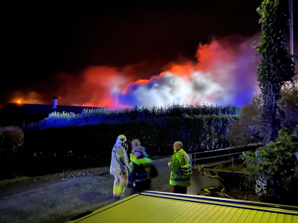 Ni evakuert fra brennende hus i Florø