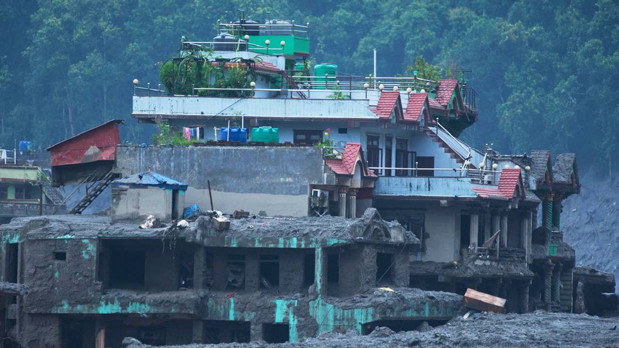 Et hus delvis dekket i søle står i gjørma etter den katastrofale flommen som rammet Nepal.