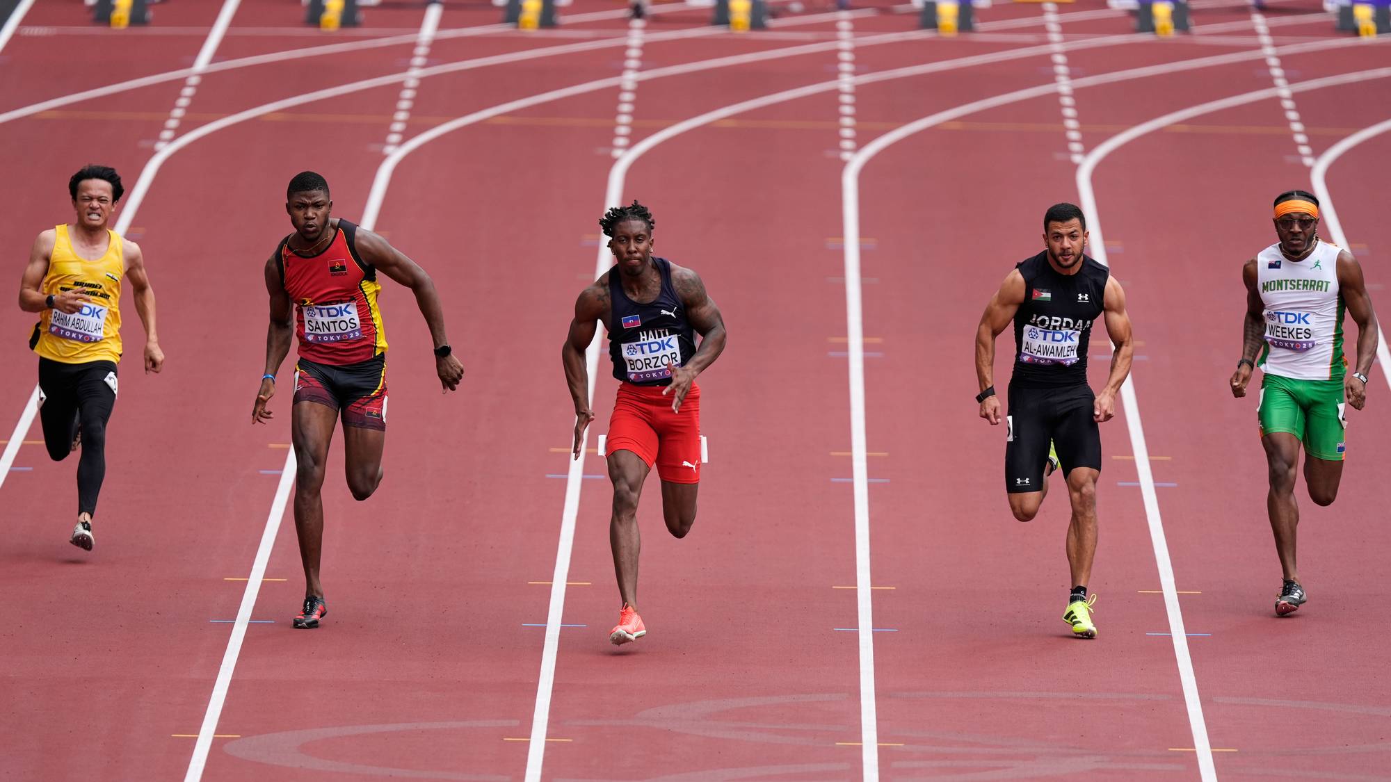 Sanjay Weekes løper 100 meter under VM i friidrett i 2025.