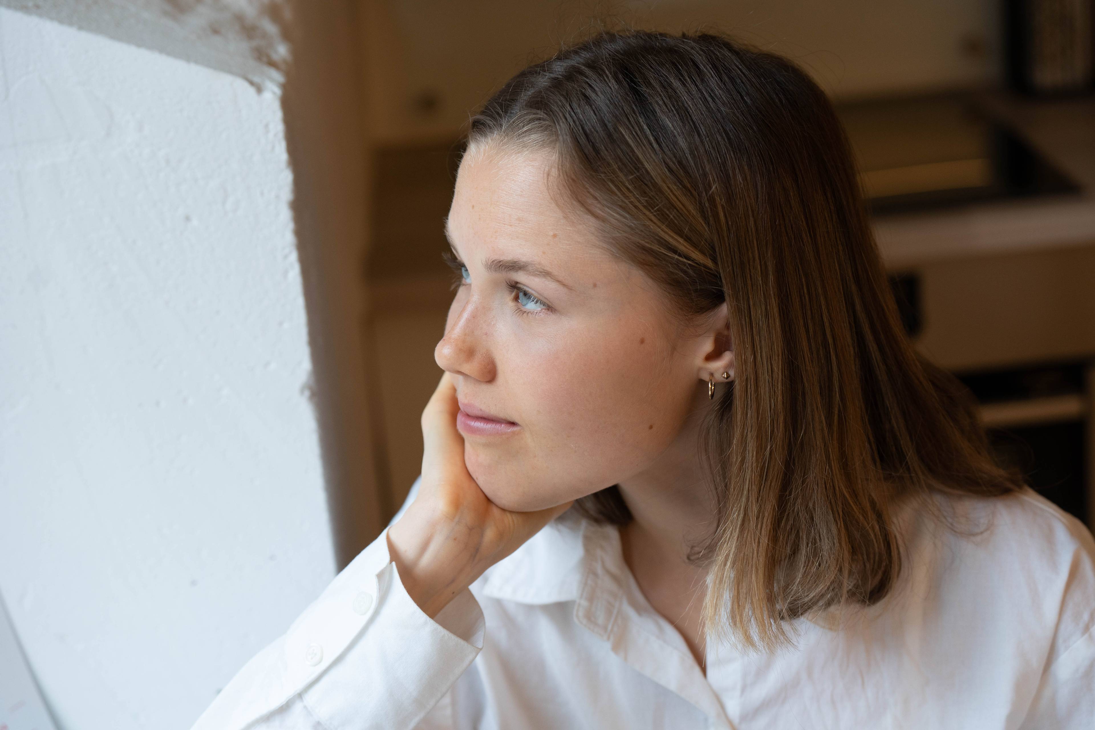 Hannah ser ut vinduet og følger med på regnet som raser ned utenfor.