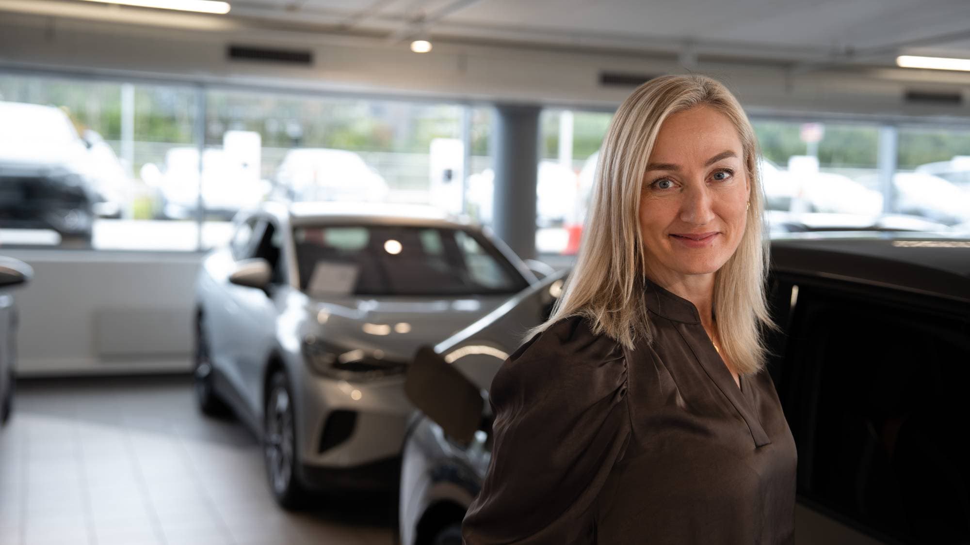 Kristin Birkevold Sætre, kunde hos Møller bil. Kvinne foran bil.