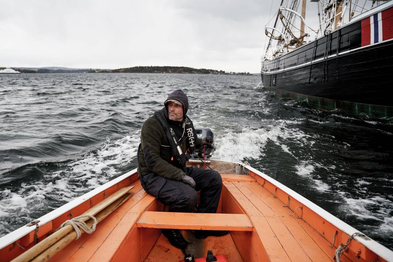 Knut Olav i livbåten på vei bort fra Svanen