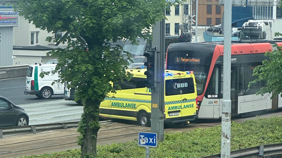 Ambulanse på utrykking kolliderte med Bybanen