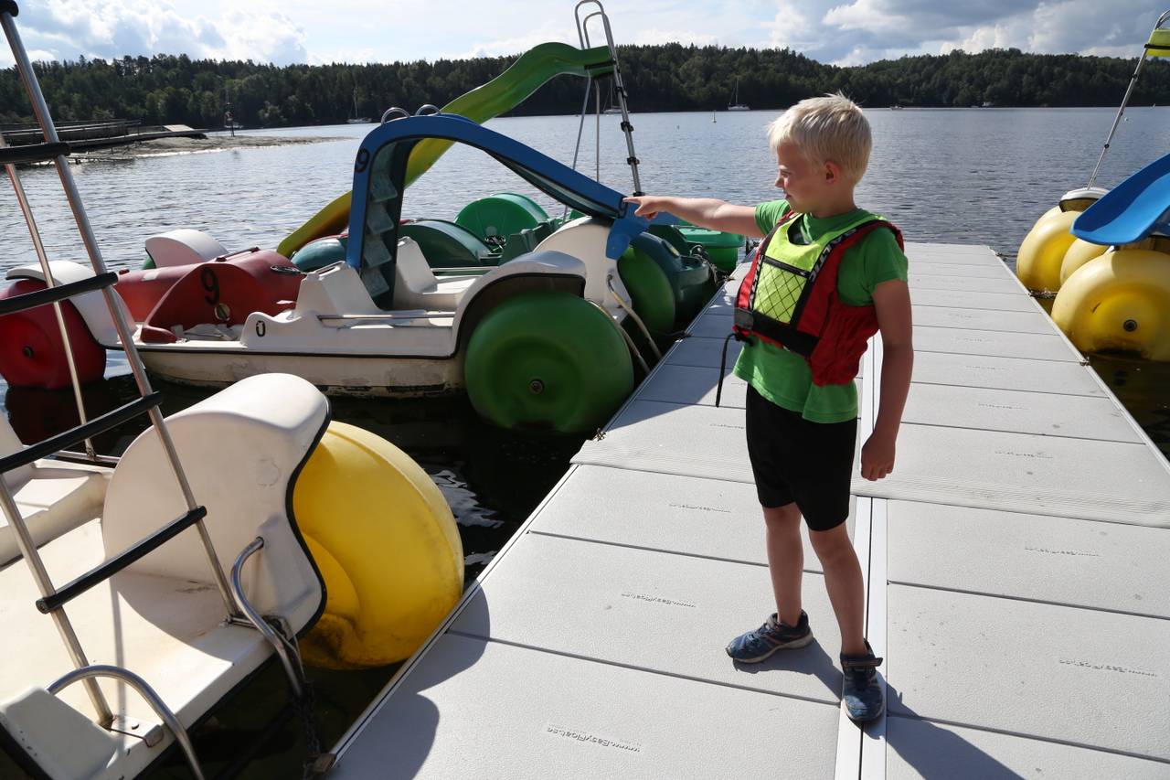 Erik (8) viser fram båten der en liten gutt falt i vannet. Stedet er Hvalstrand i Asker.