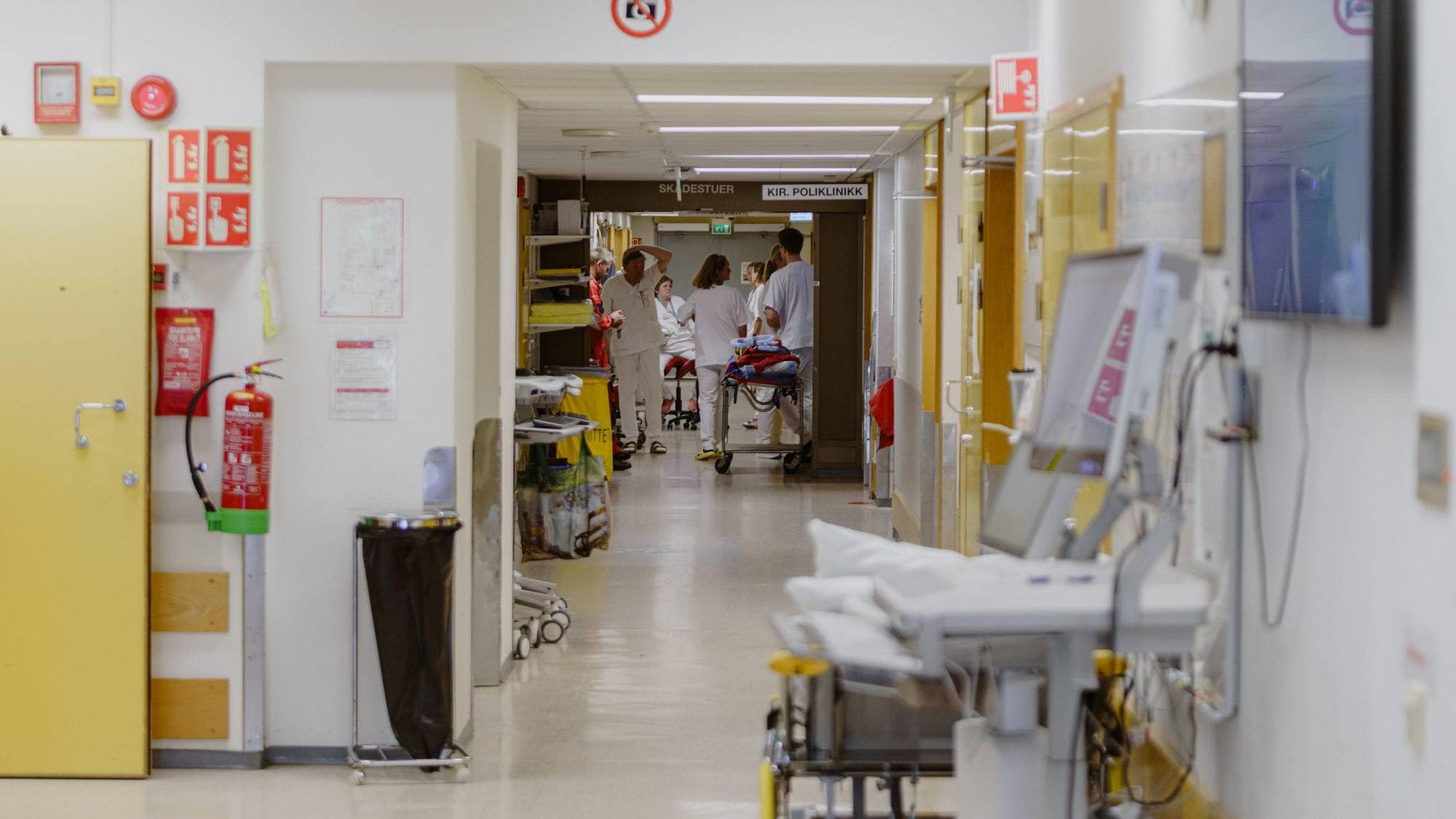 Gangen inn mot akuttmotaket. Leger og sykepleiere står i gangen et stykke borte