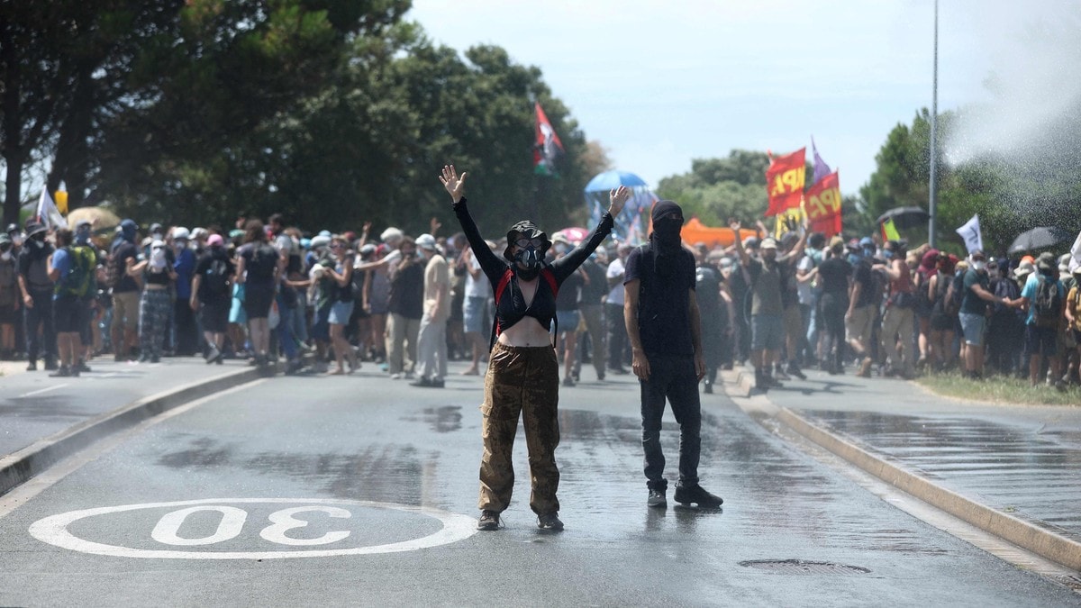 Voldsomme sammenstøt mellom politiet og demonstranter i Frankrike