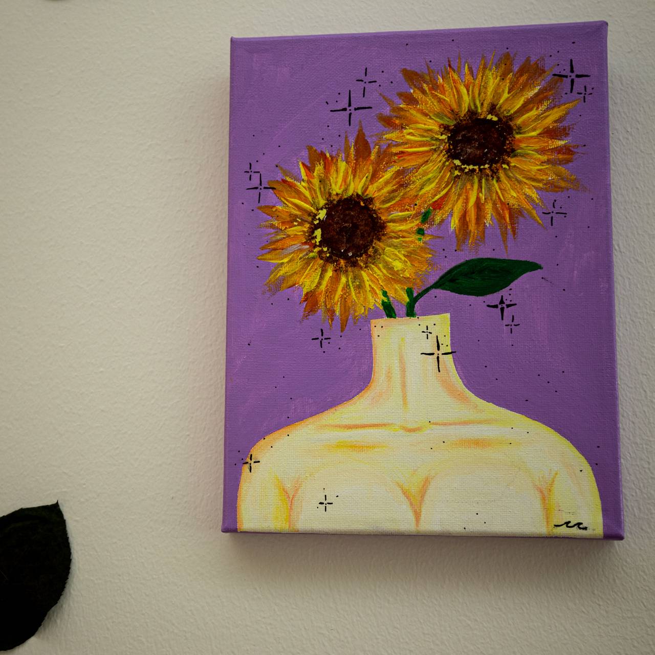 Maleri av en overkropp, med solsikkeblomster som vokser ut av nakken i steden for et ansikt.