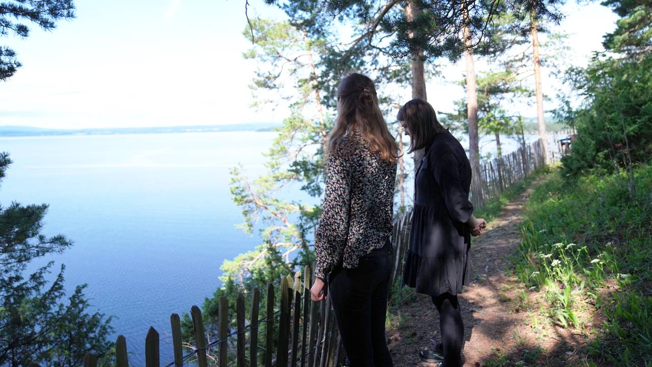 Gjerdet på Utøya. Ina Libak (t.v) Astrid Hoem (t.h)