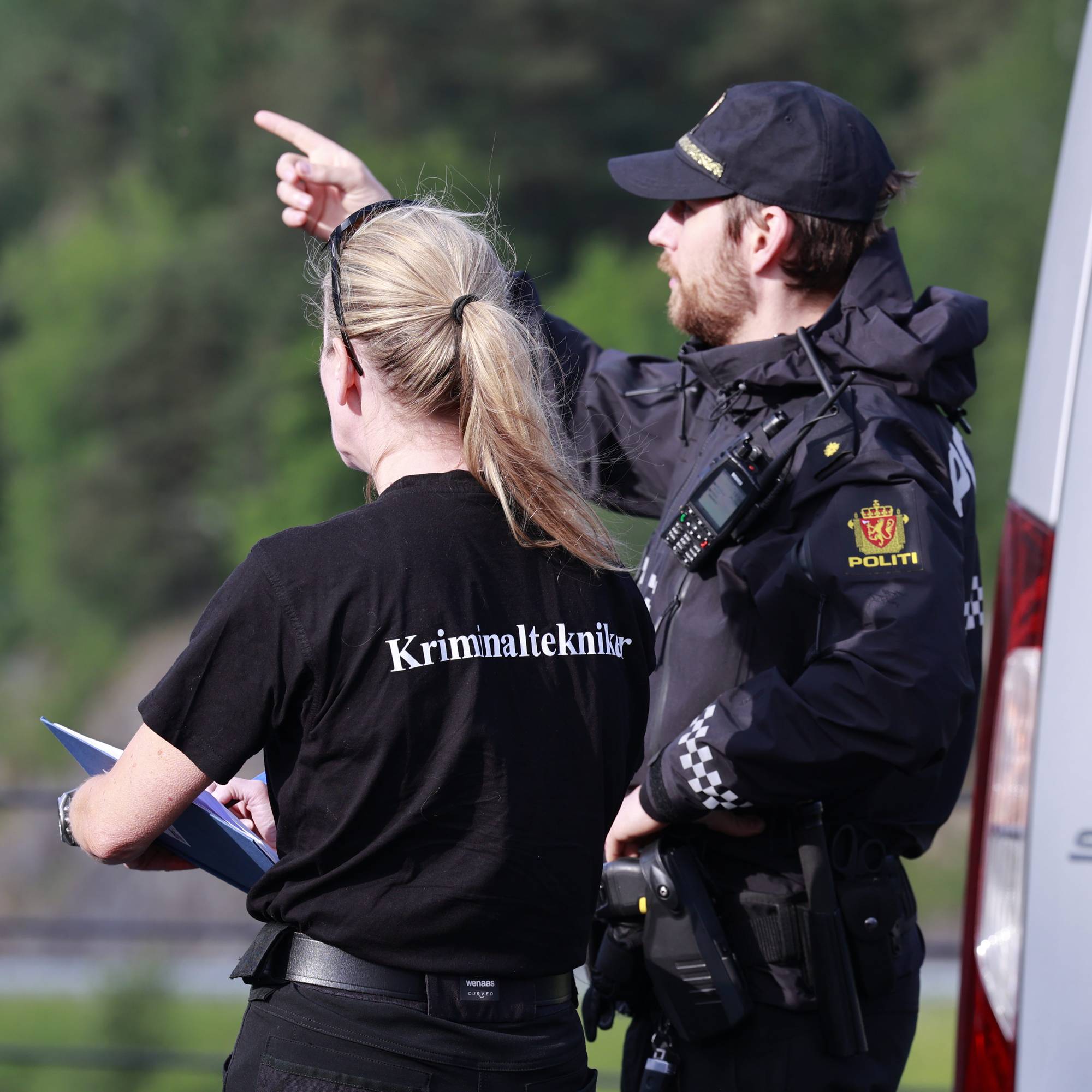 Kriminaltekniker på plass utenfor boligen.