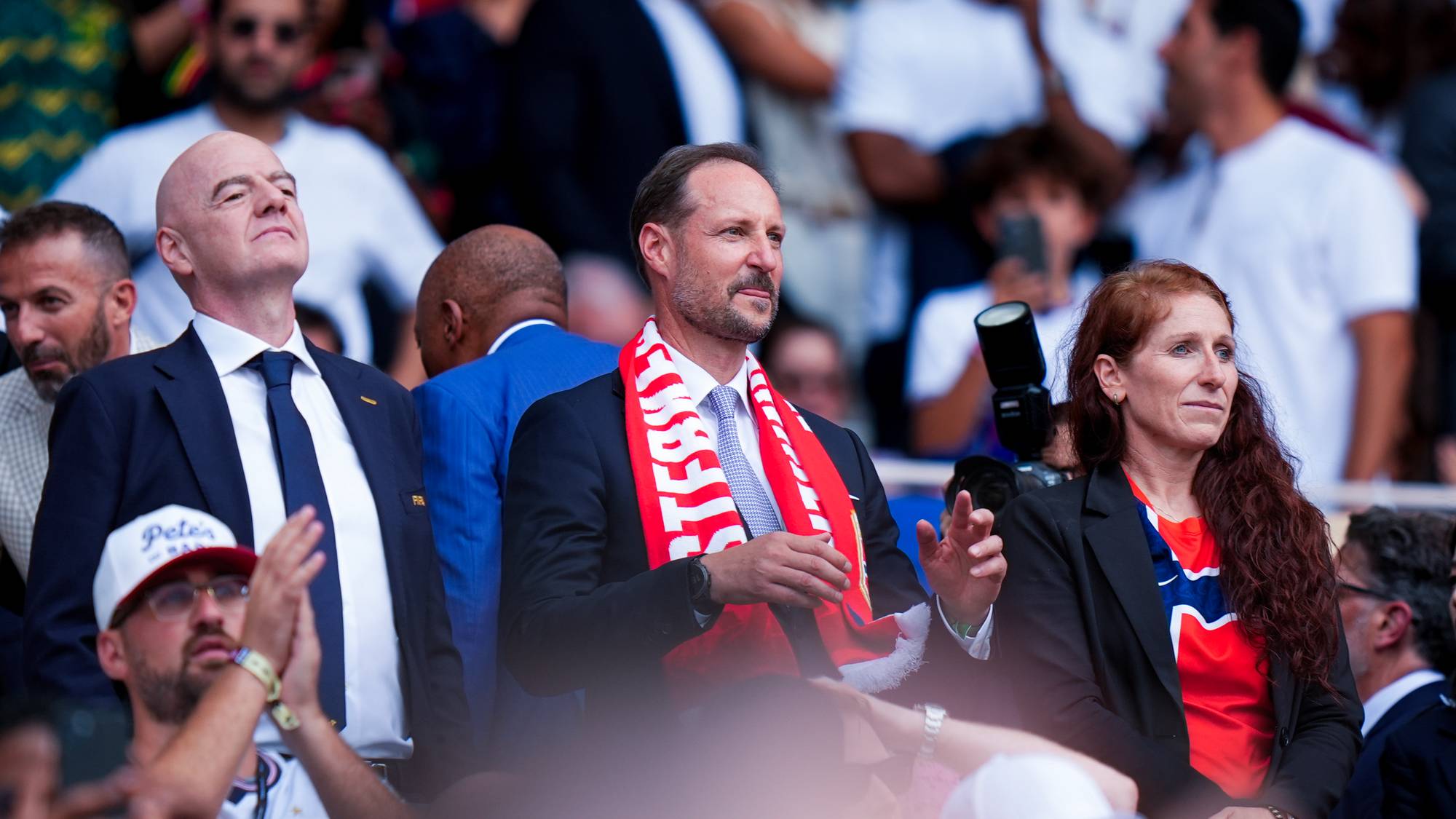 Kronprins Haakon og FIFA-president Gianni Infantino ser kamp fra tribunen. (Bildebeskrivelsen er laget av en KI-tjeneste)