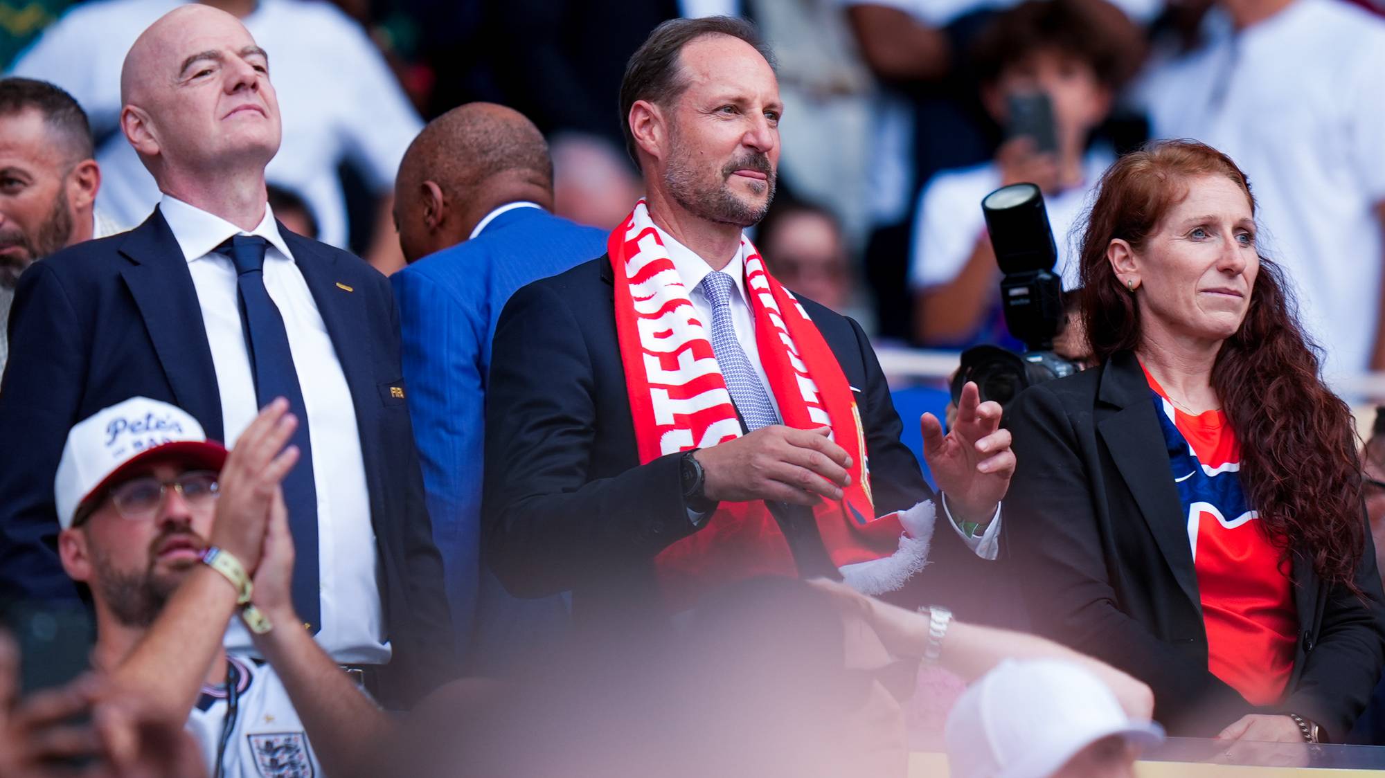 Kronprins Haakon og FIFA-president Gianni Infantino ser kamp fra tribunen. (Bildebeskrivelsen er laget av en KI-tjeneste)