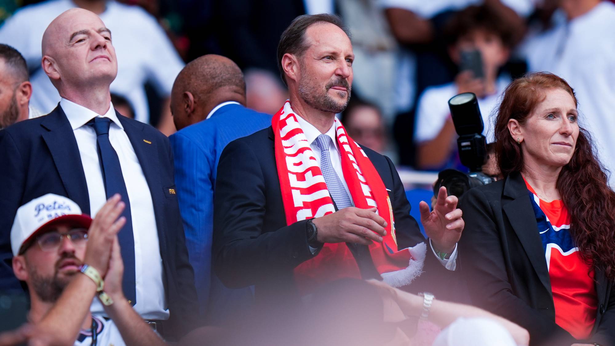Kronprins Haakon og FIFA-president Gianni Infantino ser kamp fra tribunen. (Bildebeskrivelsen er laget av en KI-tjeneste)