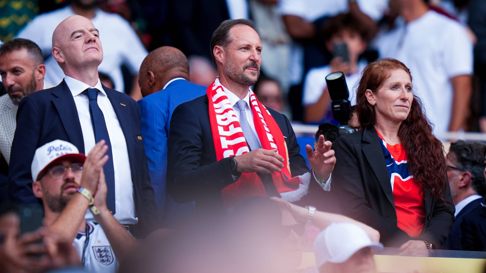 Kronprins Haakon og FIFA-president Gianni Infantino ser kamp fra tribunen. (Bildebeskrivelsen er laget av en KI-tjeneste)
