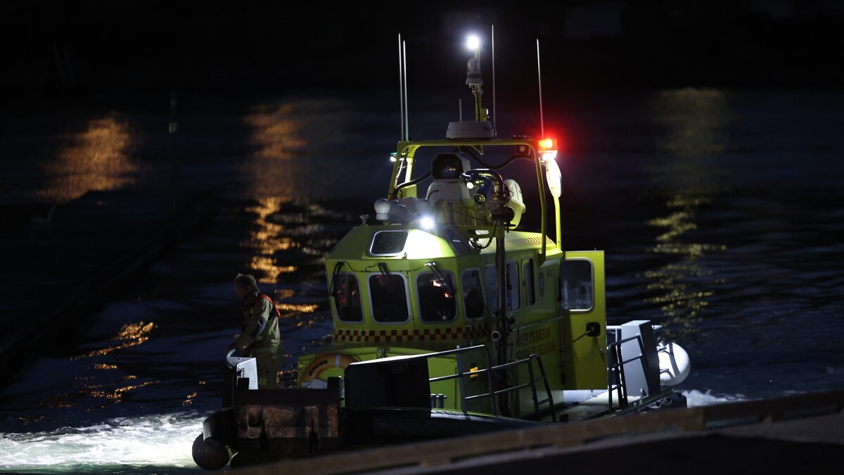 Fire personer reddet opp fra sjøen da båt gikk på grunn