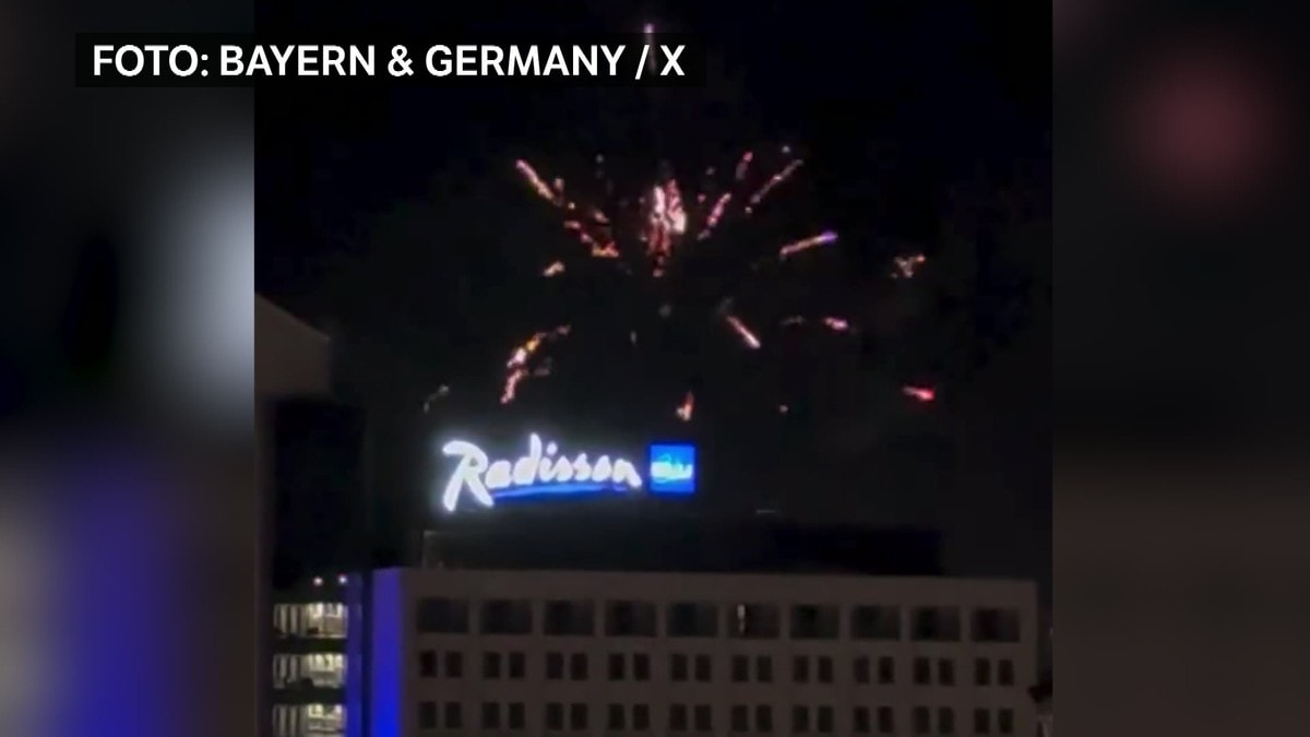 Fyrverkeri utanfor spelarhotellet til Bayern i natt