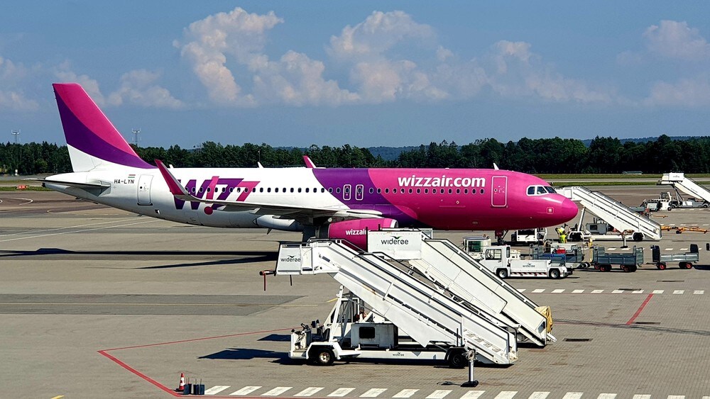 Høie vil revurdere korona-reglene for flypersonell etter Wizz Air-smitte