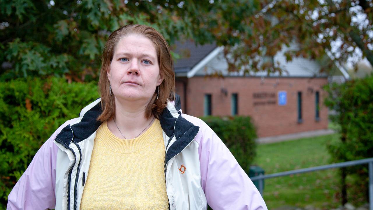 Ramona Solgård utenfor Jehovas Vitners lokale, Rikets Sal, i Mo