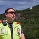 Hans Philip Hofgaard / NRK Mann med gul refleksvest har tre speil i en fjellside i Rjukan i bakgrunnen.
