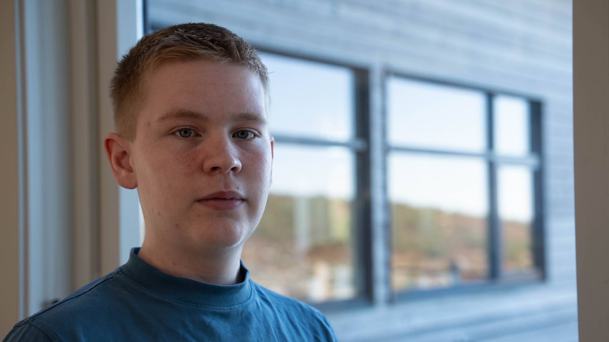 Ein ung mann i havgapet i fint vær. 