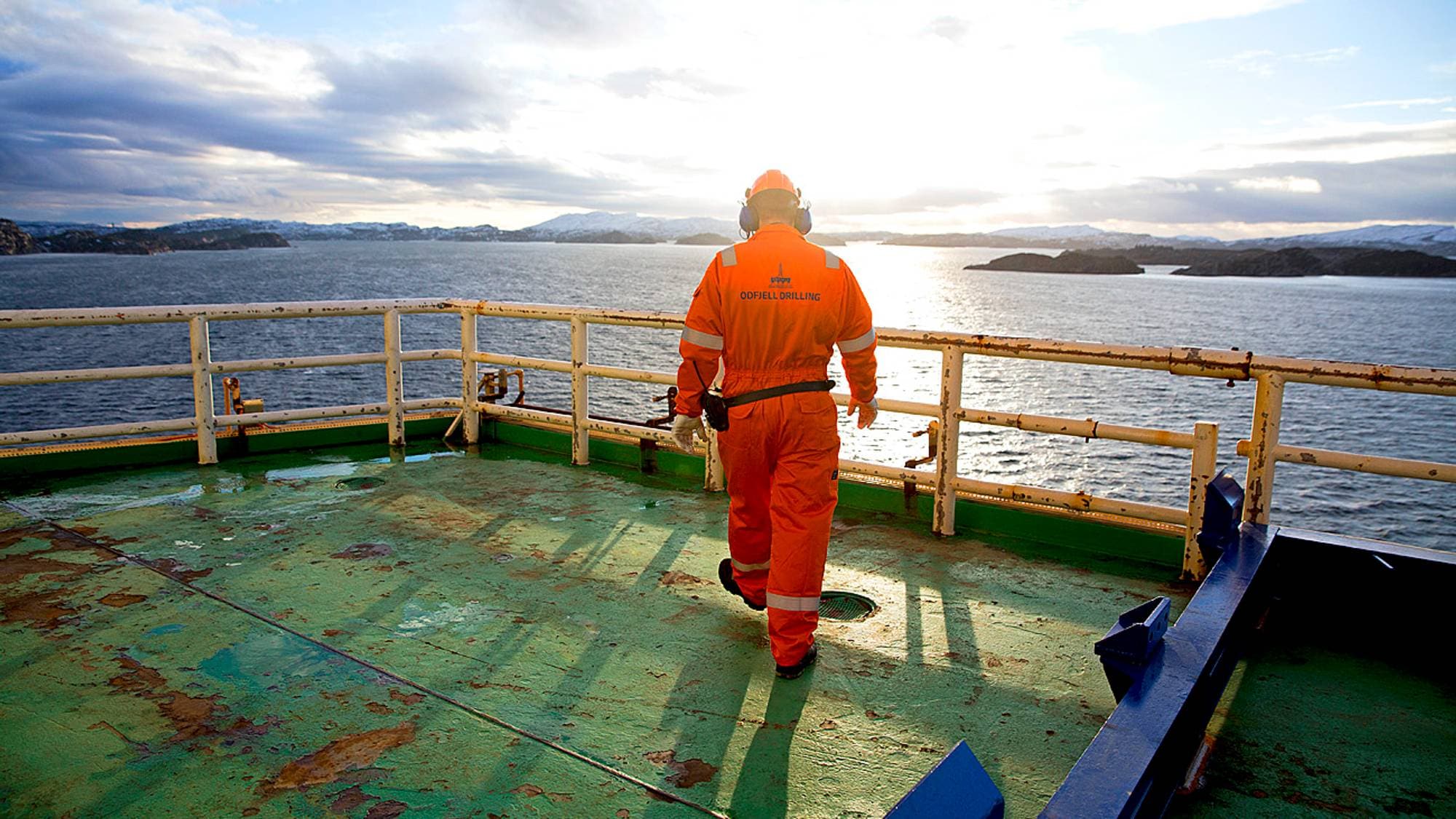 Hanøytangen 20160114.En arbeider ombord på Odfjell-eide Deepsea Atlantic. Plattformen ligger for tiden i opplag mellom sjøhus og fritidsbåter på Hanøytangen utenfor Bergen. Oljeindustrien er i fritt fall på grunn av rekordlav oljepris. Stadig kommer det meldinger om nye oppsigelser og oljefartøy som legges i opplag. Denne plattformen skal imidlertid snart ut på jobb for Statoil på Johan Sverdrup-feltet, men økonomien i prosjektet er for Statoils del tvilsom gitt dagens oljepris.Foto: Tore Meek / NTB scanpix Hanøytangen 20160114.
En arbeider ombord på Odfjell-eide Deepsea Atlantic. Plattformen ligger for tiden i opplag mellom sjøhus og fritidsbåter på Hanøytangen utenfor Bergen. Oljeindustrien er i fritt fall på grunn av rekordlav oljepris. Stadig kommer det meldinger om nye oppsigelser og oljefartøy som legges i opplag. Denne plattformen skal imidlertid snart ut på jobb for Statoil på Johan Sverdrup-feltet, men økonomien i prosjektet er for Statoils del tvilsom gitt dagens oljepris.
Foto: Tore Meek / NTB scanpix