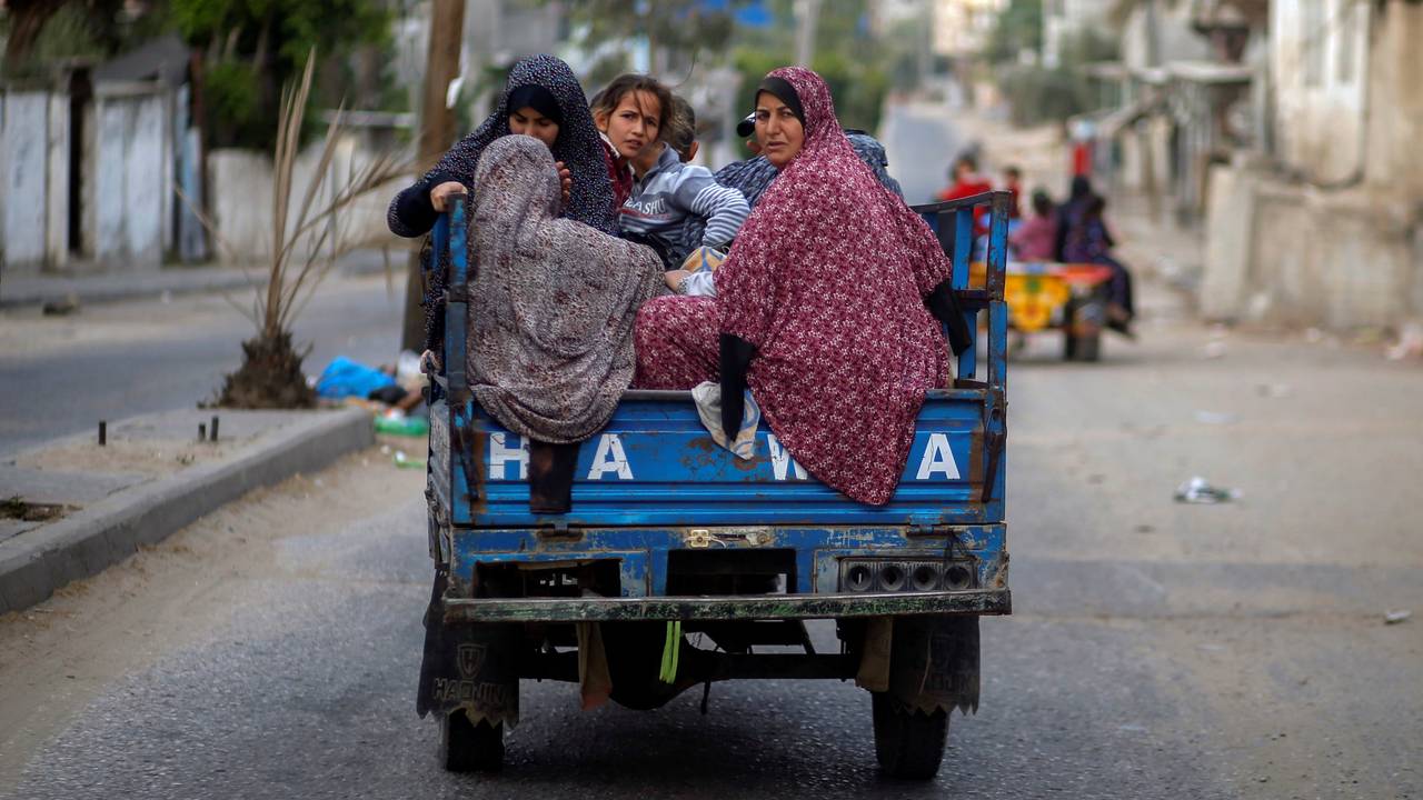 En familie flykter fra sitt hjem i Gaza etter at bomber traff bygningen de bodde i natt til fredag 14. mai.
