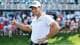 JORDAN BANK / GETTY IMAGES NORTH AMERICA,NTB Golfspiller Viktor Hovland smiler og viser tommel opp for publikum på en golfbane. (Bildebeskrivelsen er laget av en KI-tjeneste)