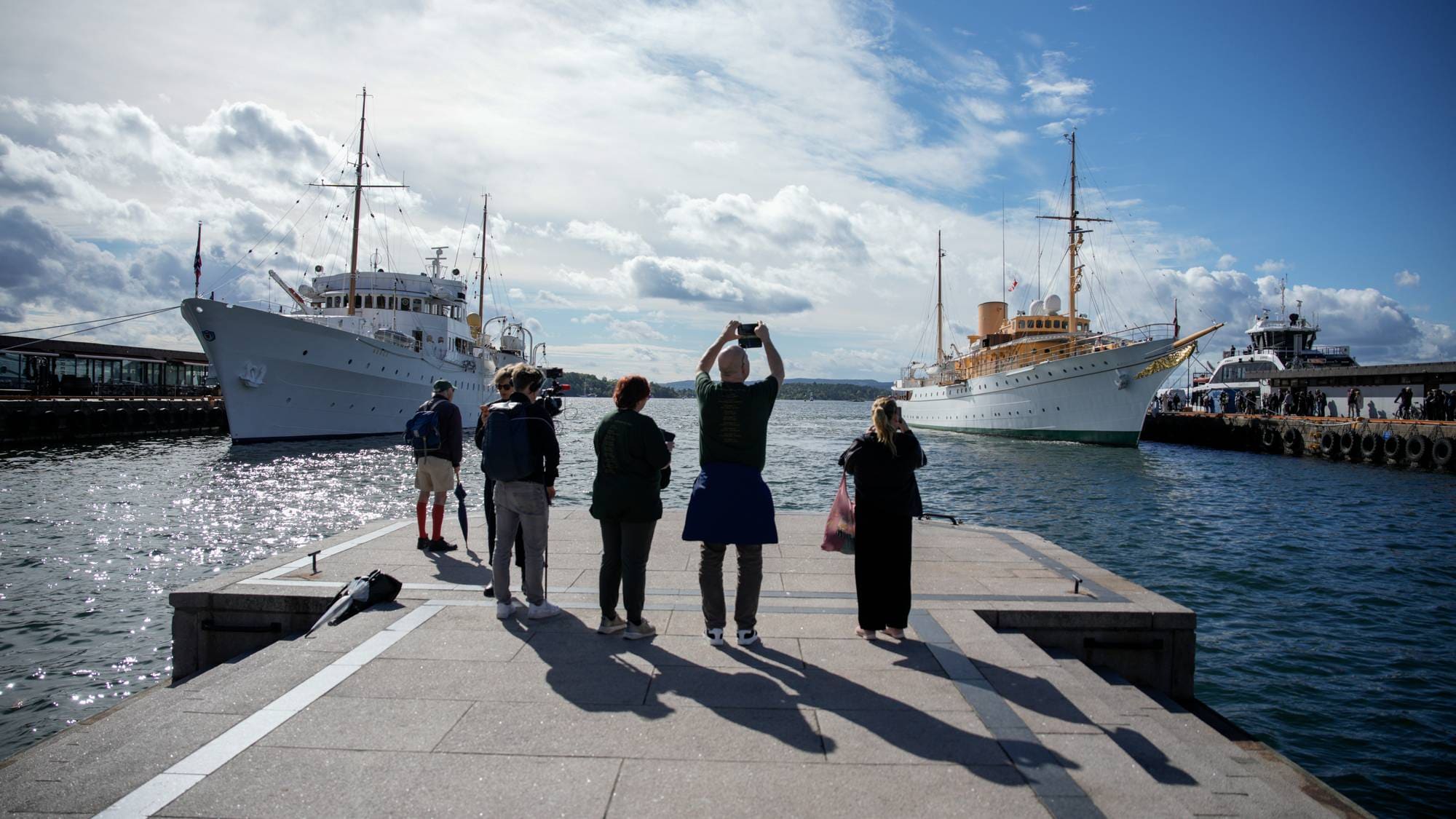 Kongeskipet "Norge" og det danske kongeskipet "Dannebrog" ligger til kai ved Honnørbrygga i Oslo