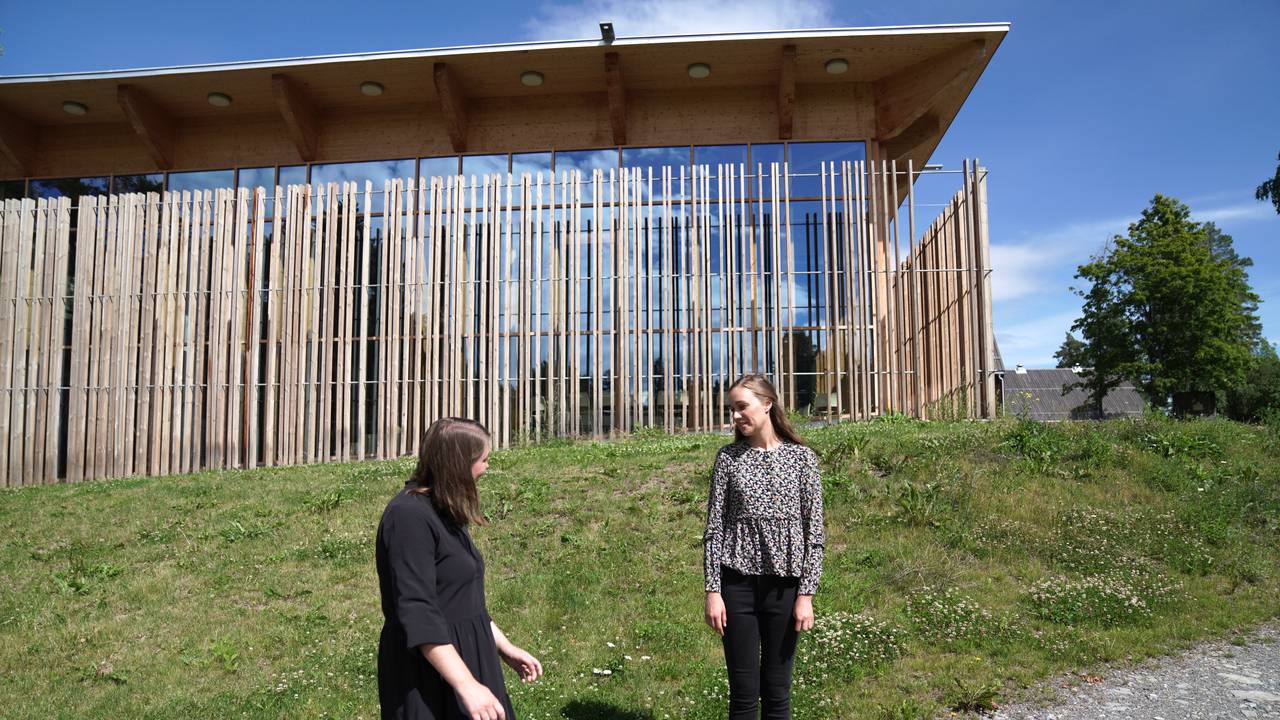 Astrid Hoem og Ina Libak utenfor Hein-huset