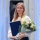 Lise Åserud / NTB En ung kvinne holder en blomsterbukett og et diplom i en innendørs setting. Hun står foran en høyttaler og har på seg en lys bluse og svarte bukser. Rommet har lyse gardiner og en generell formell atmosfære. Den simboliske gjenstanden indikerer en seremoni eller feiring. (Bildebeskrivelsen er laget av en KI-tjeneste)cff