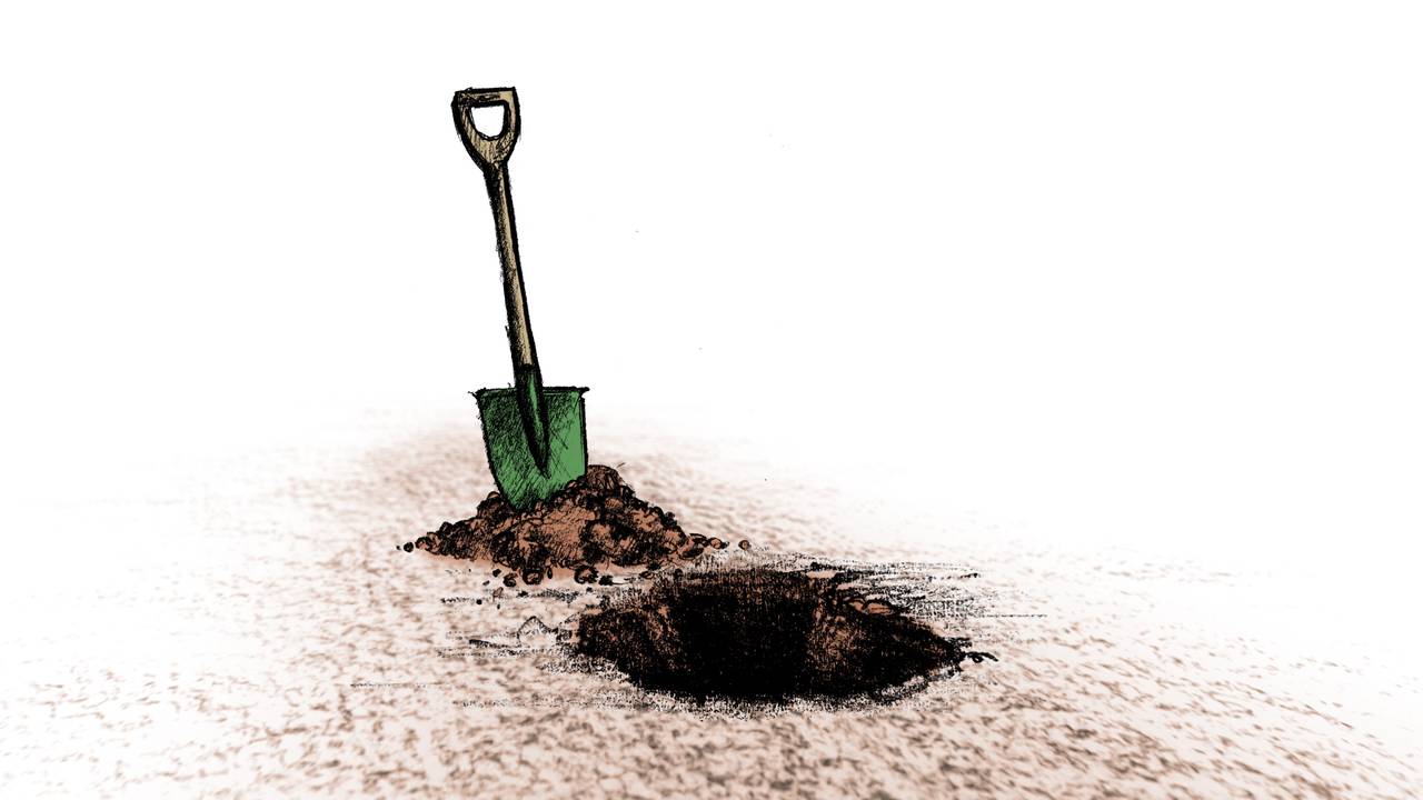Grønn spade ved et jordhull