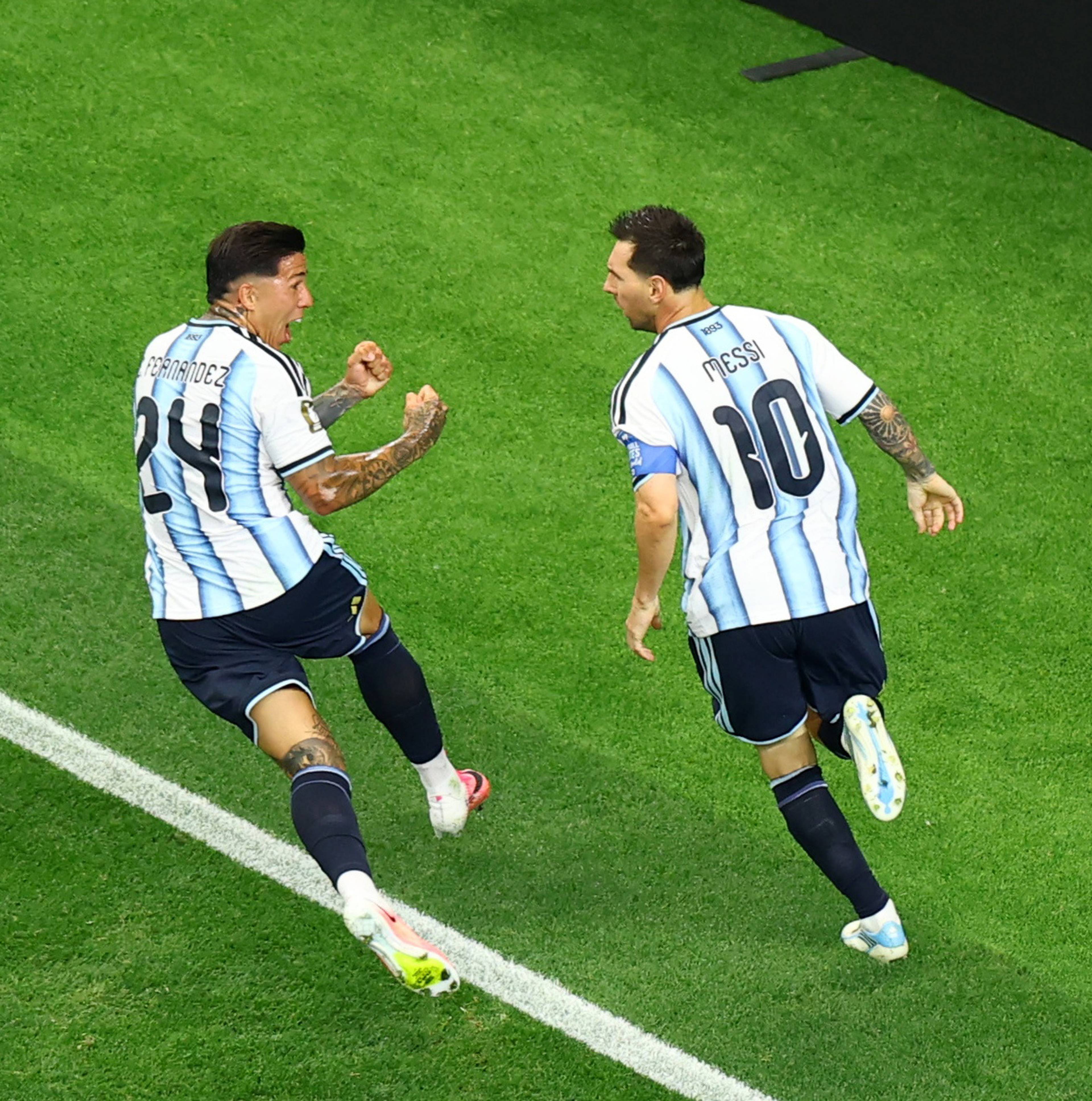 To argentinske fotballspillere løper på fotballbane
