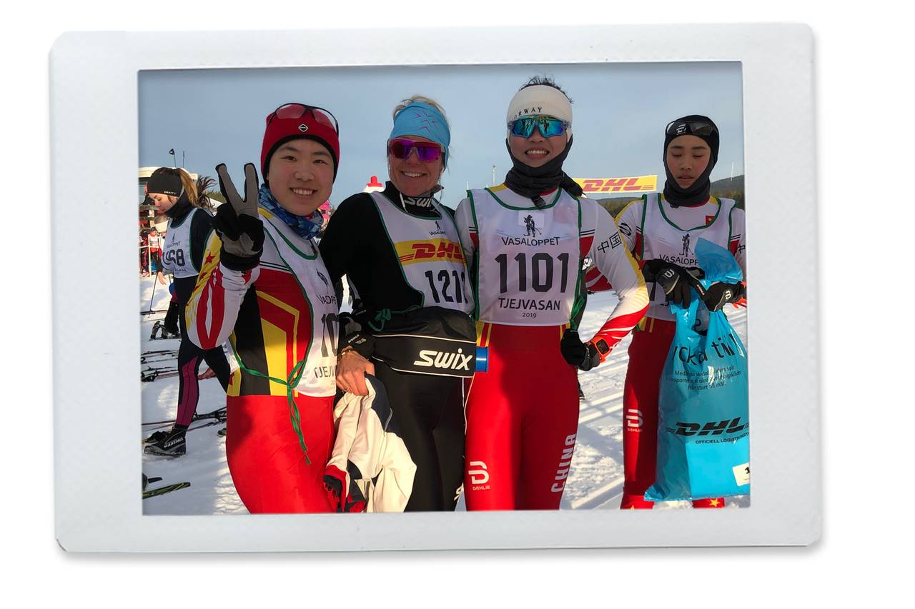 Anita Moen med kinesiske skiløpere hun trente