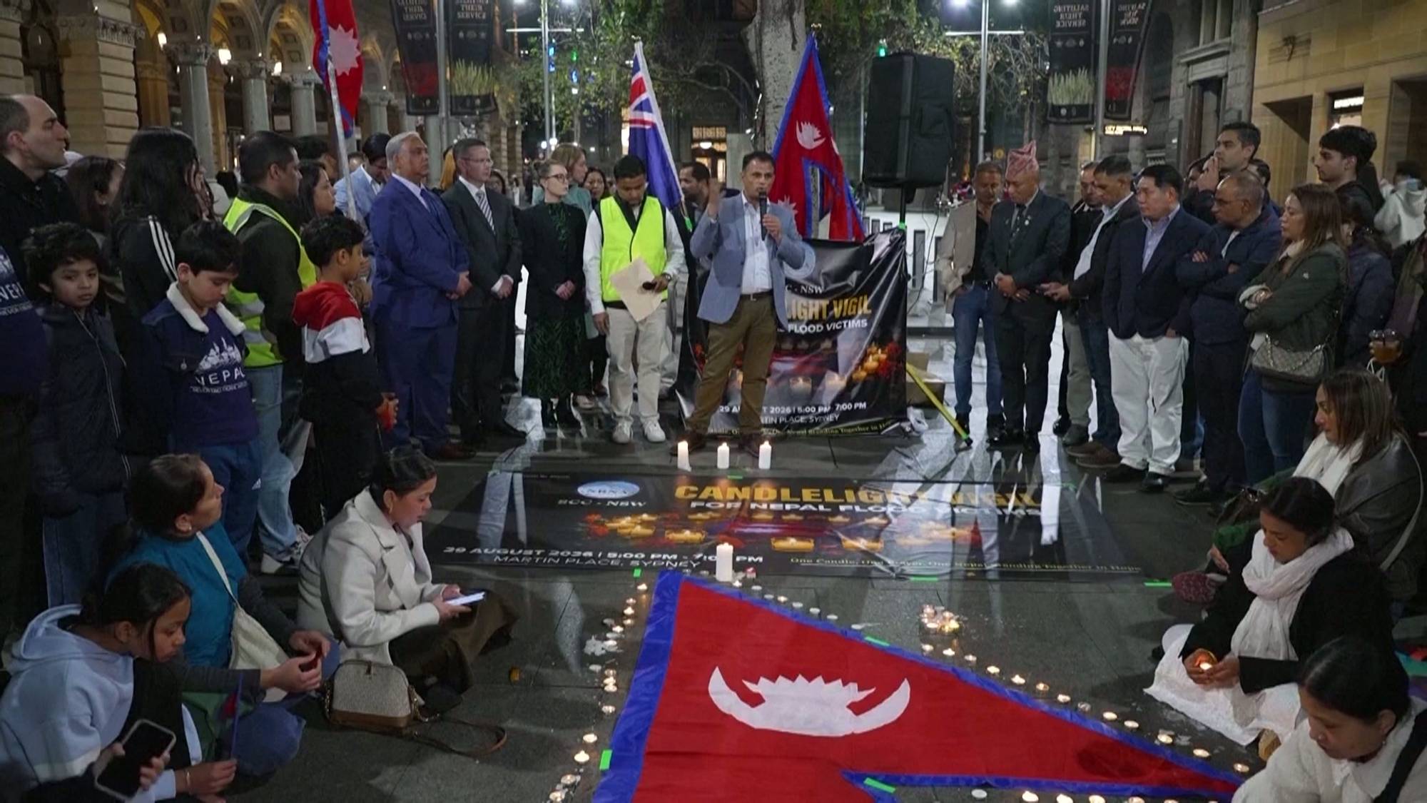 Folk samlet til lysmarkering for flomofre i Nepal på Martin Place i Sydney. (Bildebeskrivelsen er laget av en KI-tjeneste)