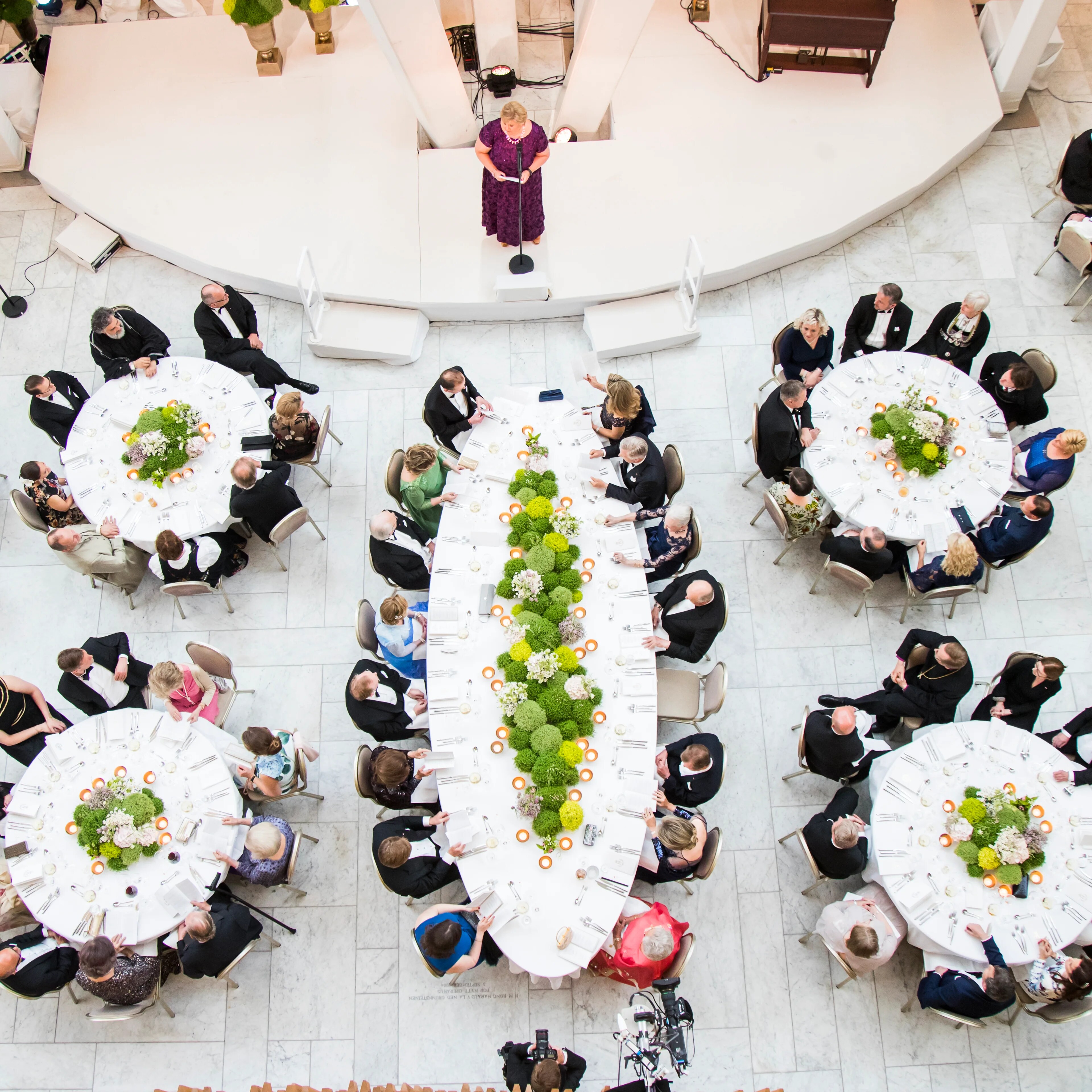 OSLO  20170510.Statsminister Erna Solberg holder tale i begynnelsen av regjeringens festmiddag for kongeparet i Operaen i anledning deres 80-årsfeiring. POOLFoto: Heiko Junge / NTB scanpix Kong Harald og dronning Sonja - feirer sine 80 årsdager