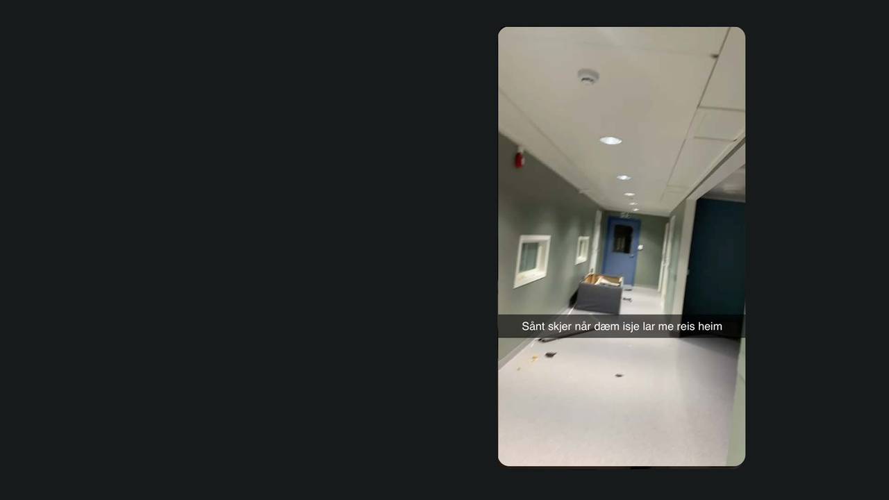 Snapchatbilde viser et oppholdsrom hvor møbler er snudd opp ned og rasert hvor det står påskrevet Sånt skjer når dæm isje lar me reis heim