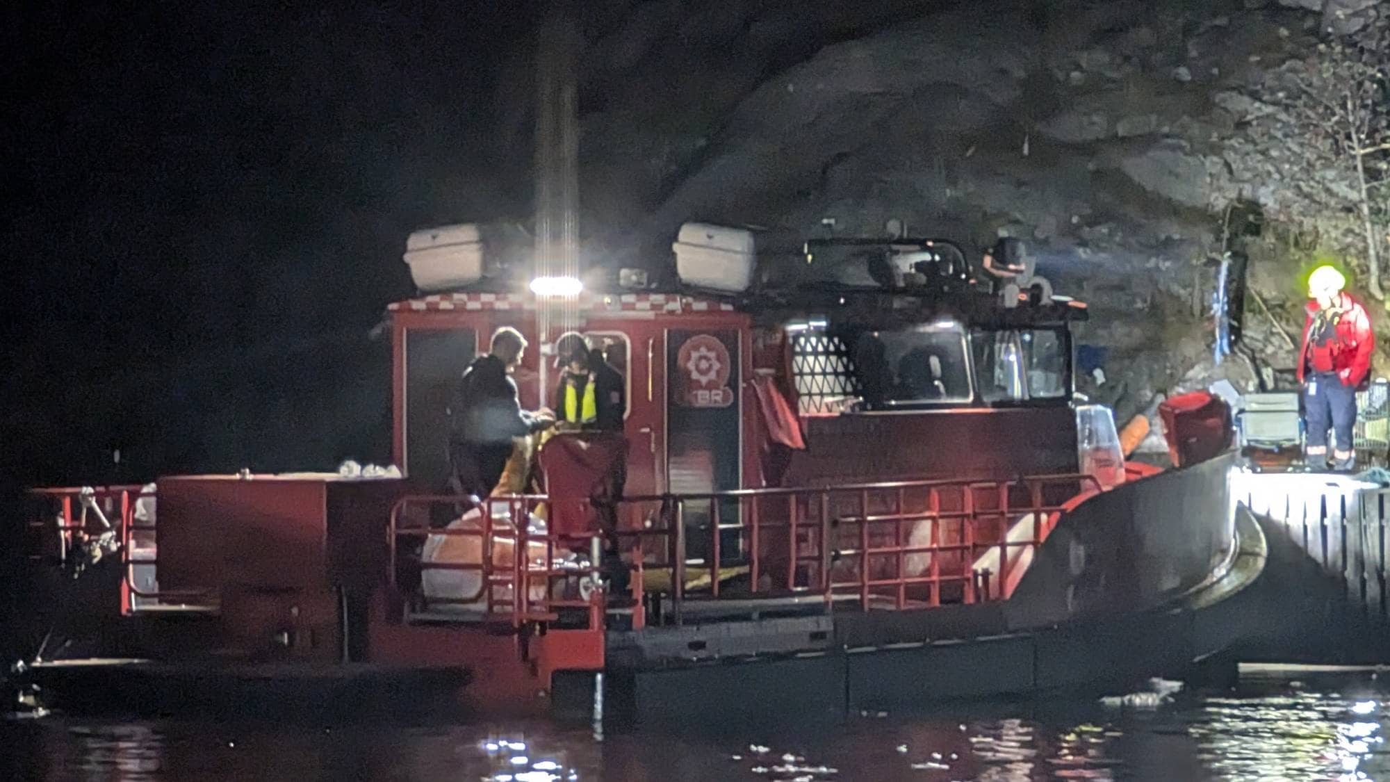 Brannbåten er i gang med arbeidet etter eksplosjon i Kristiansand
