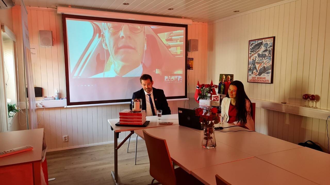 Torbjørn Vereide, fyrste stortingskandidat frå AP Sogn og Fjordane valkrins og Marie Helene H. Brandsdal , andre stortingskandidat til AP Sogn og Fjordane valkrins i samtale med Ap-leiar Jonas Gahr Støre.
