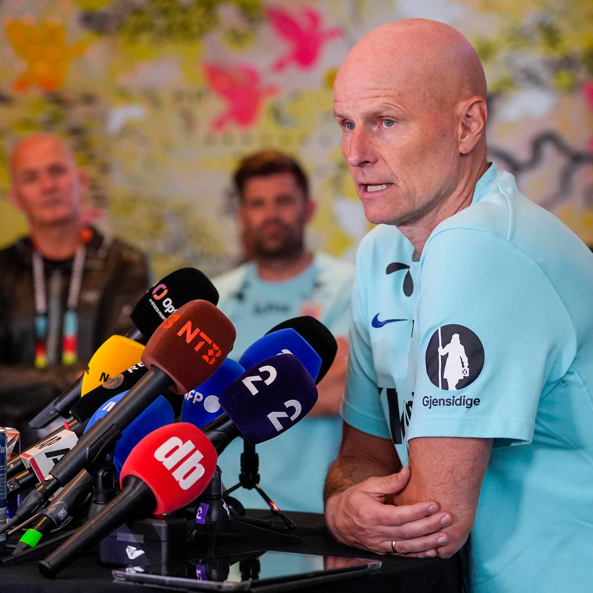 Ståle Solbakken holder pressekonferanse omgitt av mikrofoner. (Bildebeskrivelsen er laget av en KI-tjeneste)