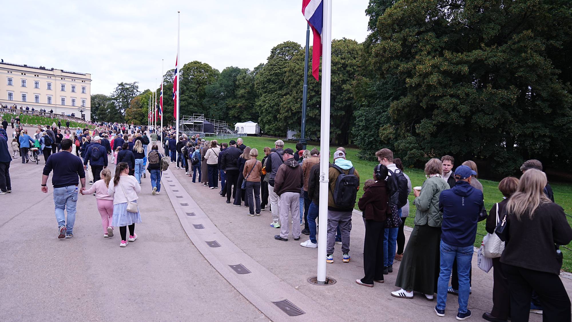 Kø opp mot slottet