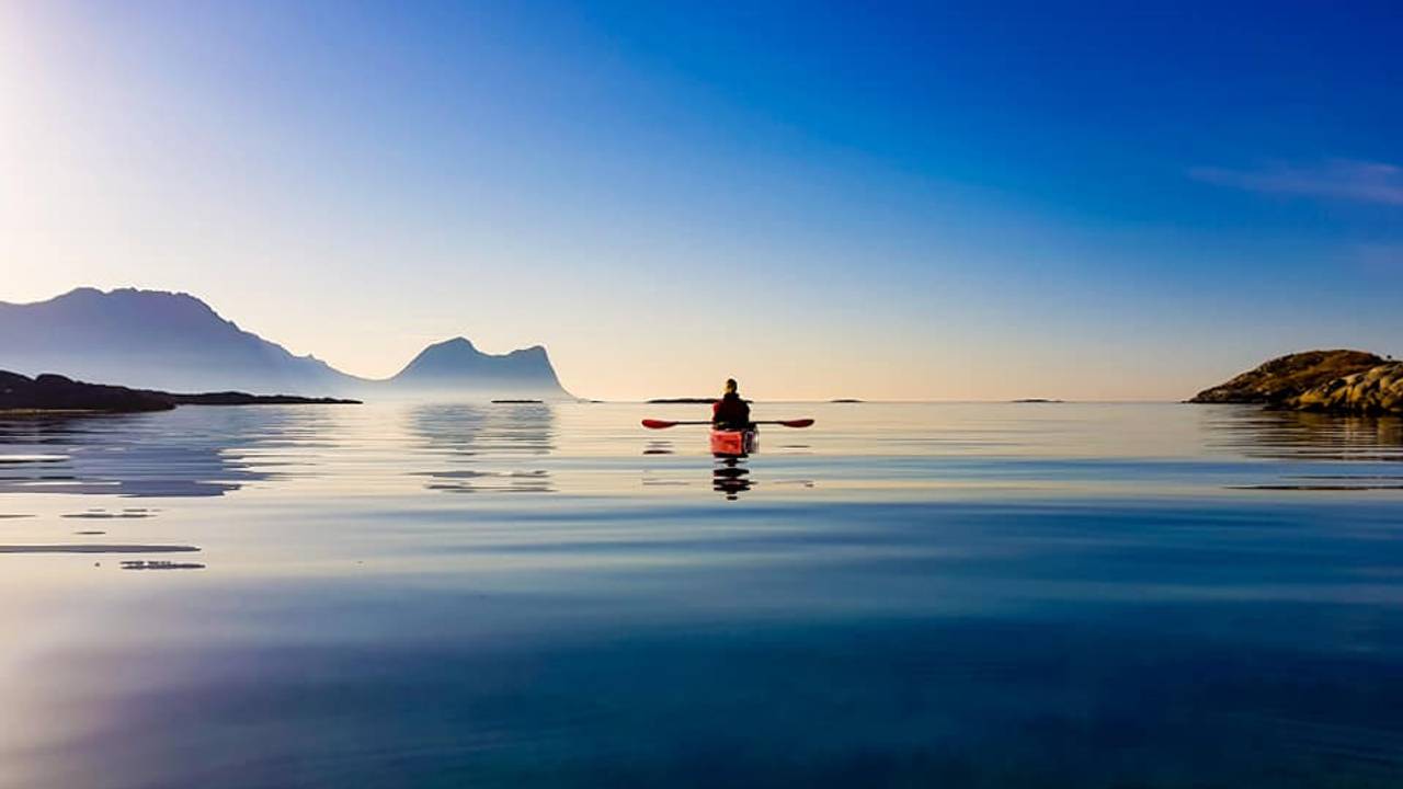 Blikkstille fjord i Bergsfjord på Senja.