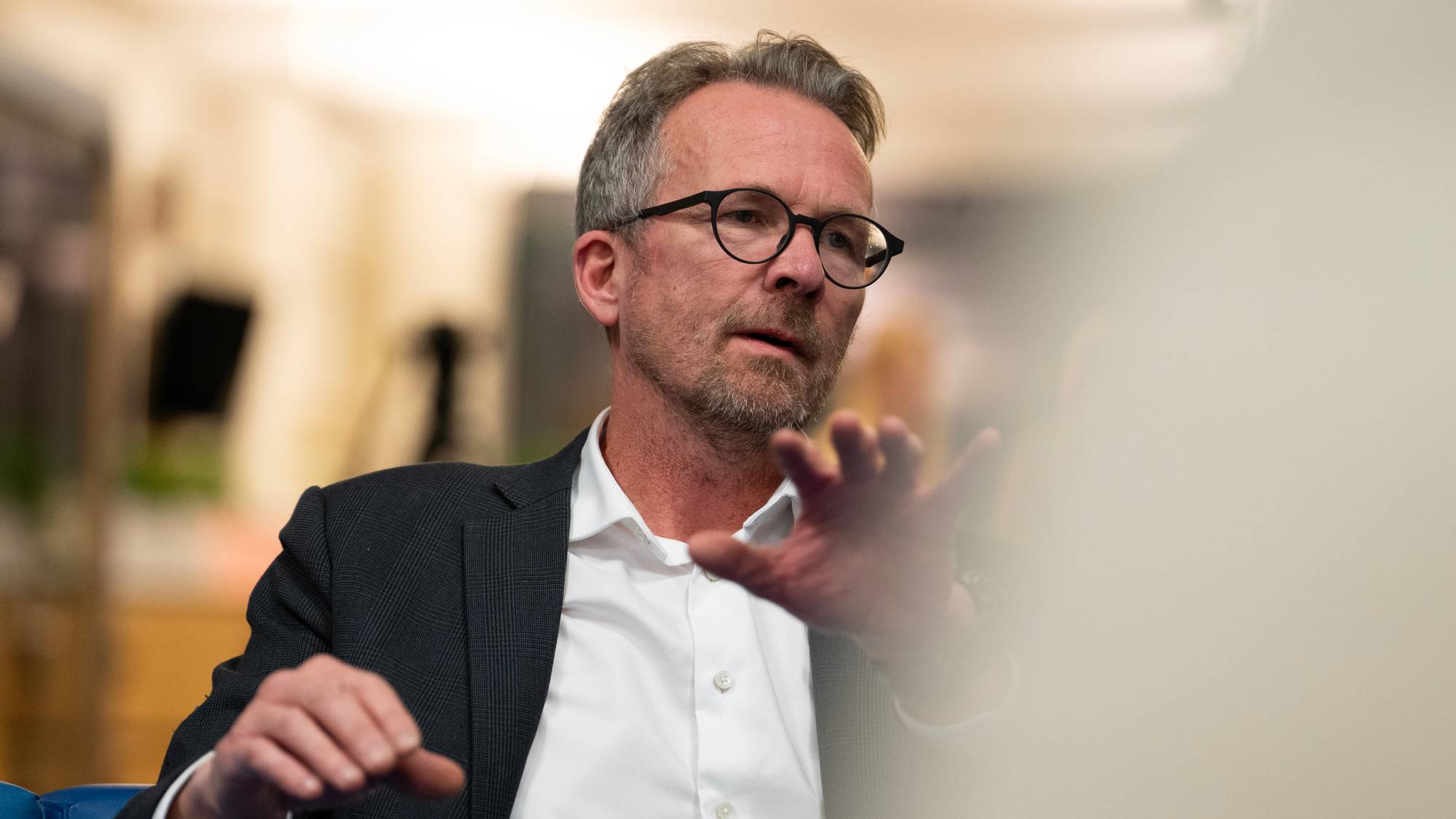 Geir Røsvoll, leder i Utdanningsforbundet - før, i og etter Dagsnytt 18 i diskusjon rundt forlag om å kutte ett skoleår