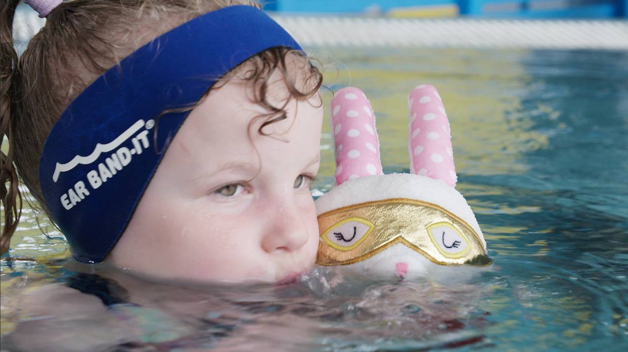 Gabriella (6) from Trondheim and the cuddly rabbit Kitti (4) practice blowing bubbles in the pool.