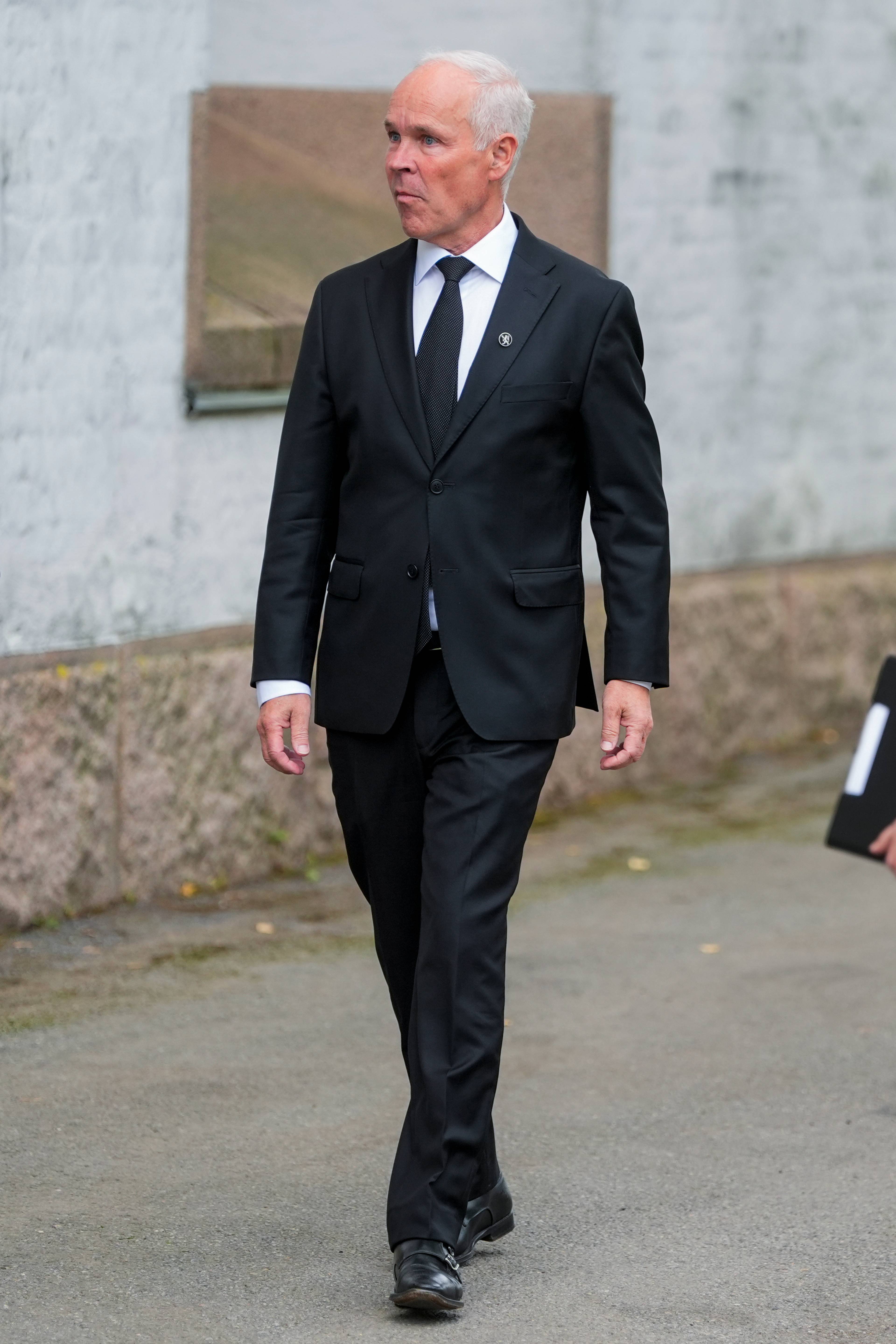 jan tore sanner ankommer i svart dress