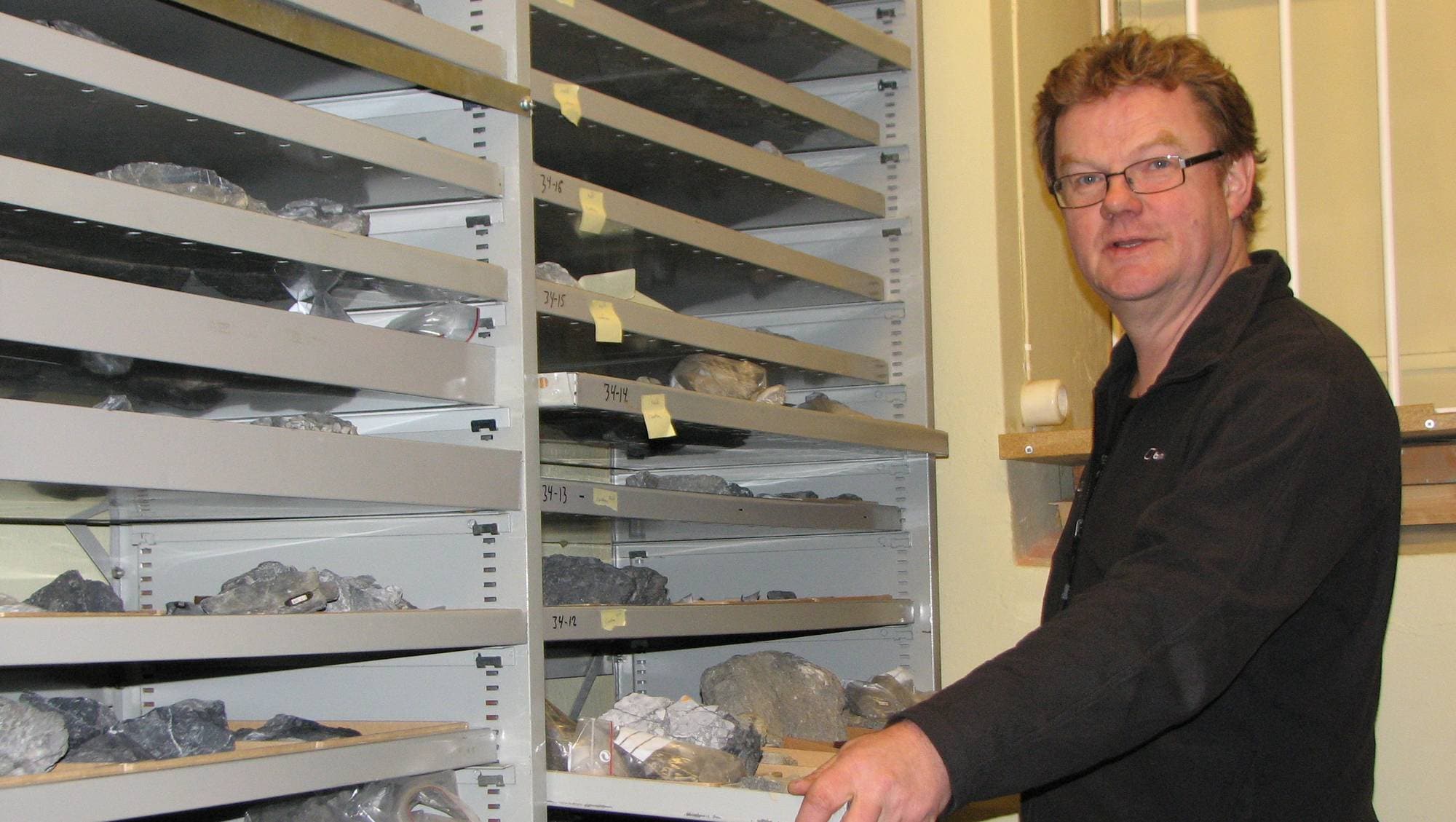 Paleontolog Hans Arne Nakrem med steiner fra Novaja Semlja