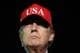 Kevin Lamarque / REUTERS,NTB Donald Trump har på seg en rød caps med bokstavene "USA" på. Bildet er et nærbilde av ansiktet hans. (Bildebeskrivelsen er laget av en KI-tjeneste)
